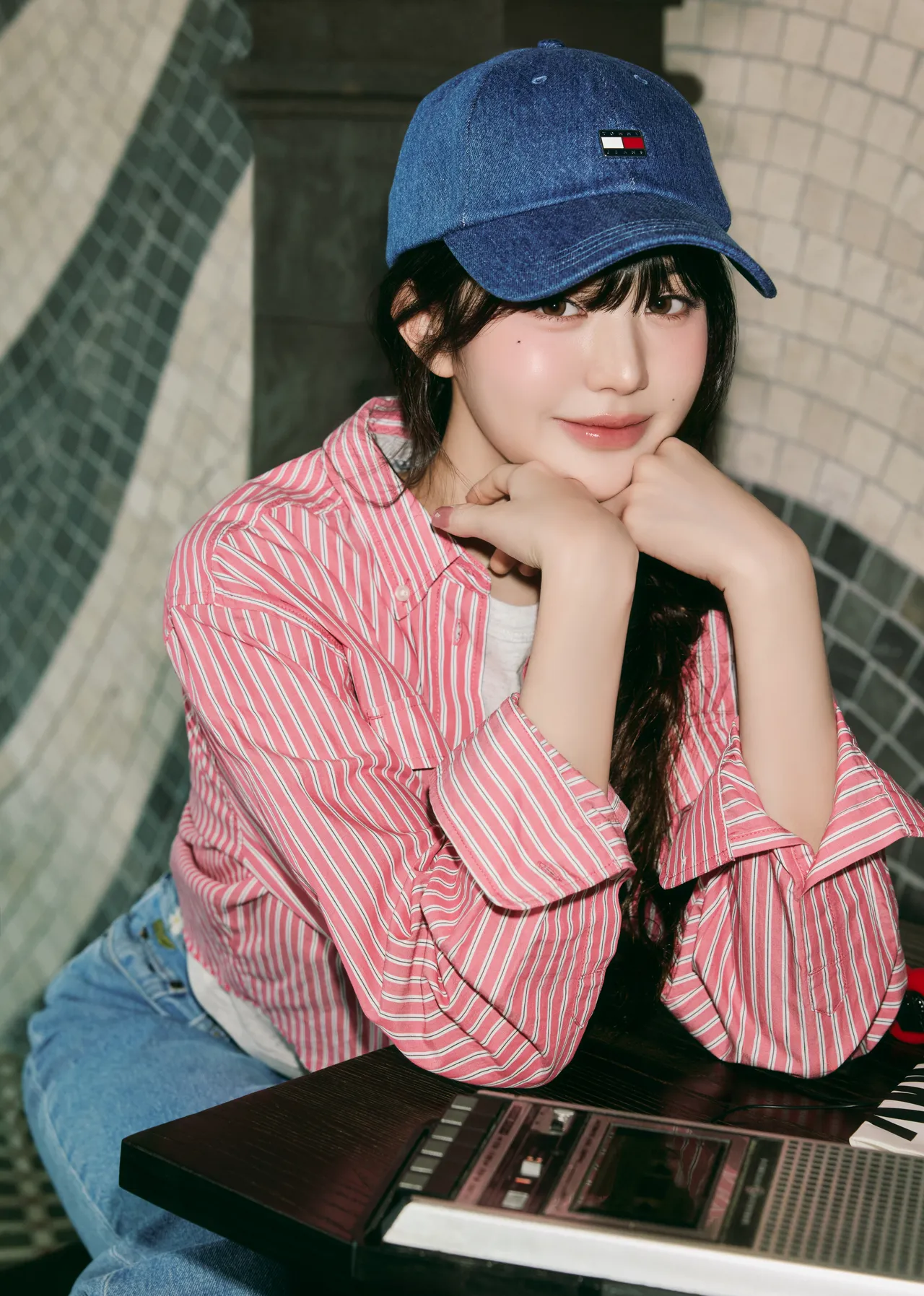 张员瑛换上衬衫、棒球帽等单品后散发甜美活力。品牌提供