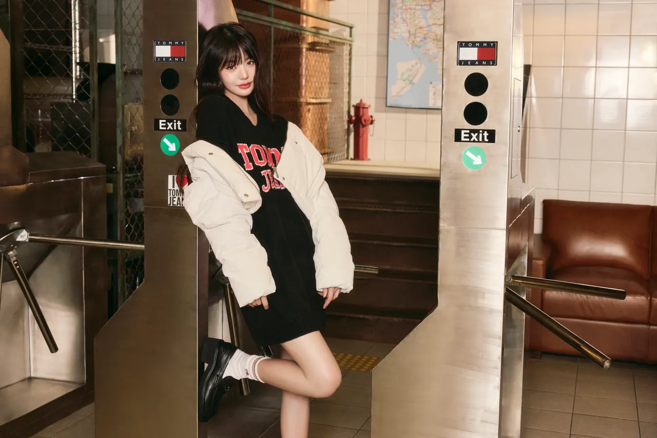 张员瑛拍摄TOMMY JEANS 2025秋季系列形象片。品牌提供