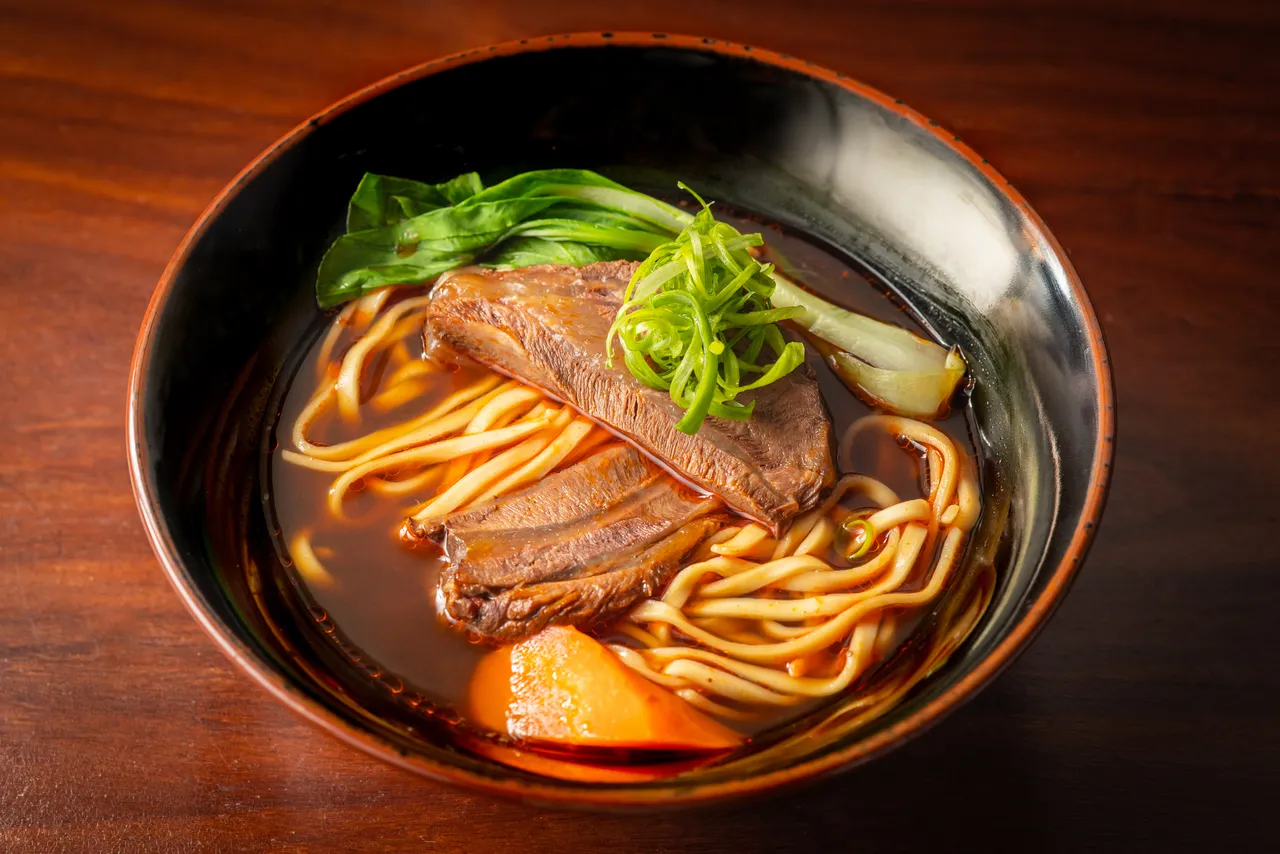 「云水食堂」的招牌牛肉严选牛腱心部位,肉质厚实又富含胶质。S.H.摄
