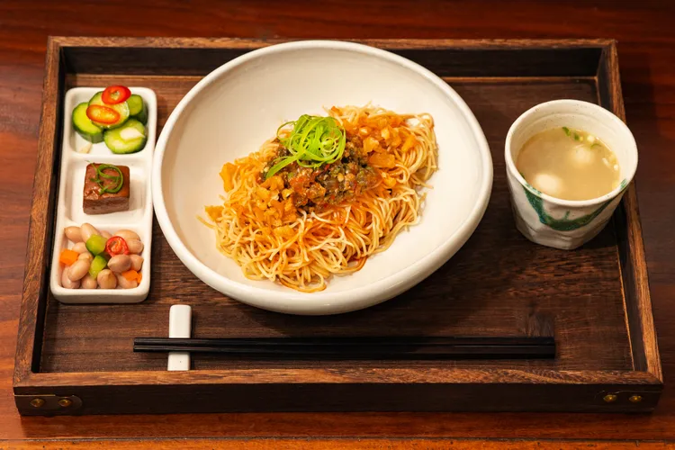 招牌皮蛋乾拌麵，口感醇厚。S.H.攝