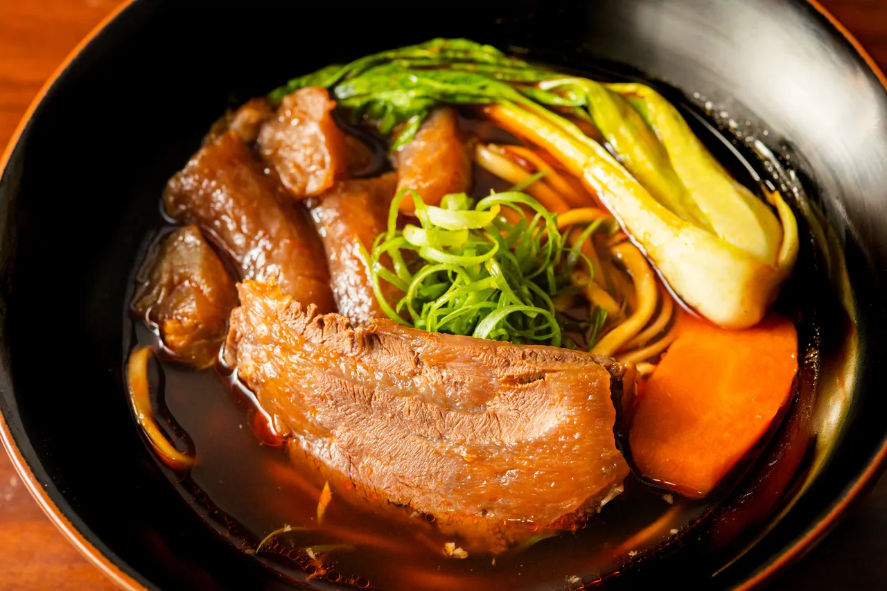 除了招牌牛肉面外,店内也推出口感丰富的半筋半肉面。S.H.摄