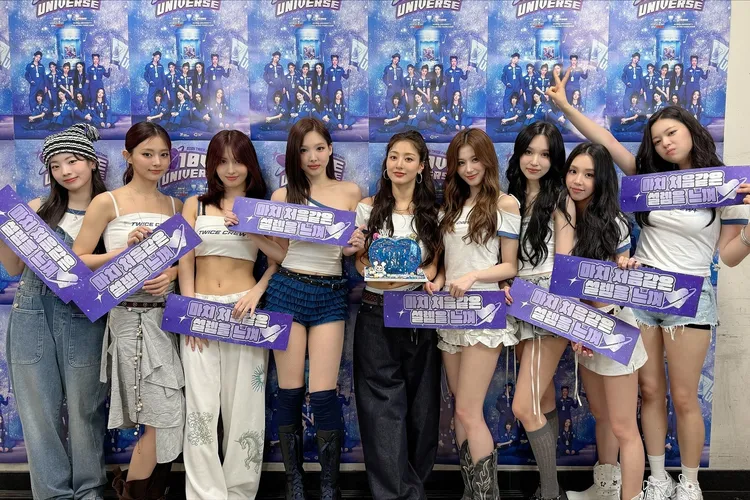 TWICE昨晚開見面會歡度10周年，11月23、24日將登上高雄世運開唱。翻攝TWICE IG