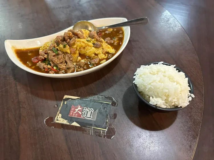 過去大學生去熱炒店沒有白飯，跟店家起衝突的事件，也讓網友認為影響到民眾不敢去熱炒店了。翻攝自四叉貓臉書