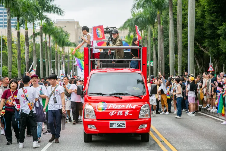 今年同志遊行規模更勝以往，遊行花車共有26輛上街。必勝客提供