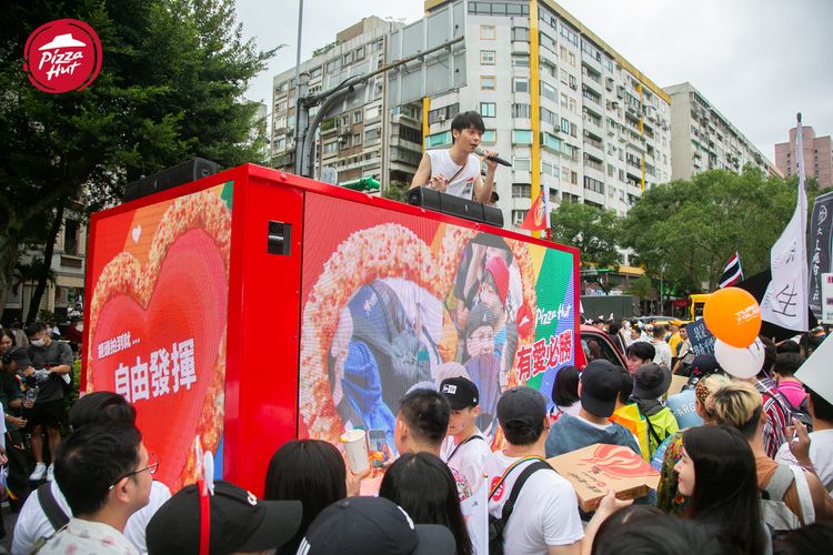 0元吃必勝客！同志遊行「愛心披薩」免費吃　1招再拿大披薩