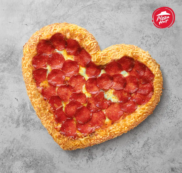 彩虹市集攤位將推出「美式臘腸愛心披薩」，打卡拍照就能免費吃。必勝客提供