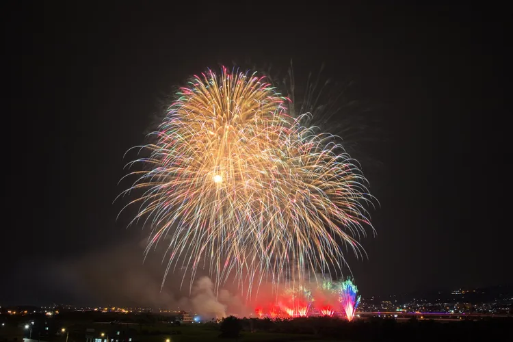 前晚的國慶焰火在特定時段及角度仍十分耀眼。縣府提供