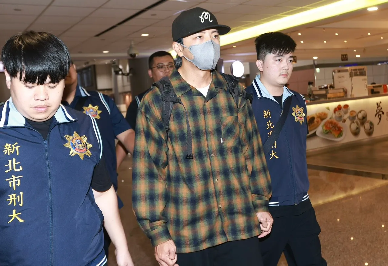 坤达选择第一时间赶回国面对司法,看得出忏悔之意,被警方带走时双手大拇指紧扣,也显示他强忍紧张与不安。读者提供