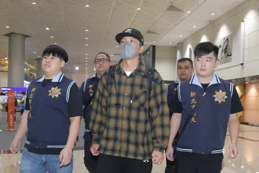 坤达返台落地即拘!吐「4字」黯然点头认错 双手大拇指泄不安情绪