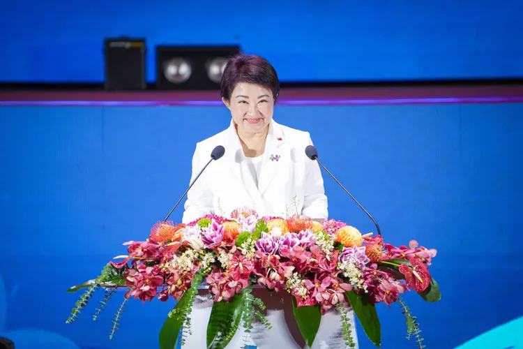 台中市長盧秀燕在國慶晚會致詞說，「家和萬事興」，唯有團結國人，中華民國才能萬世開太平。市府提供