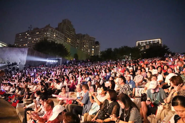 國慶晚會人潮洶湧。市府提供