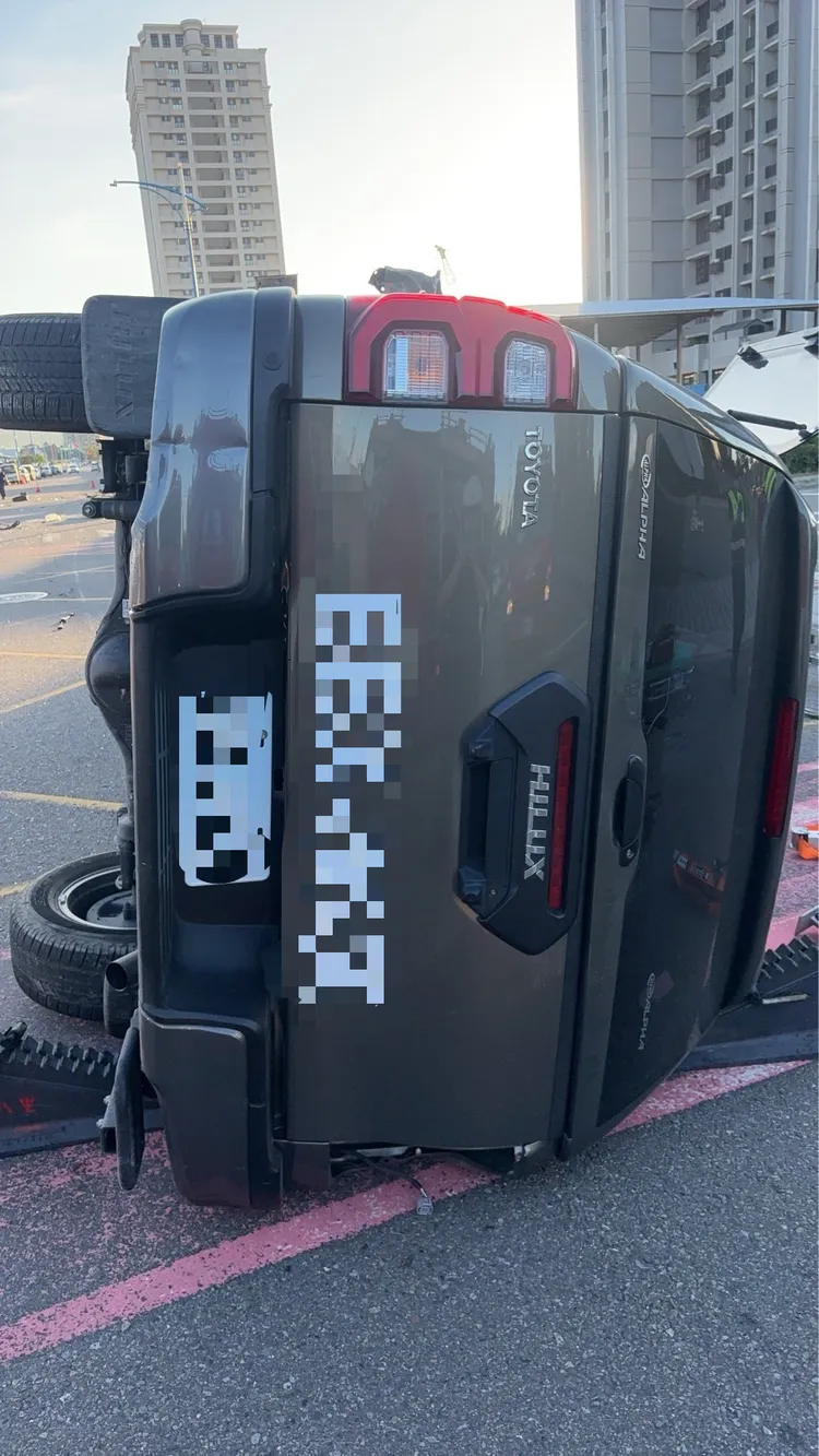 事故現場小客車遭撞側翻。警方提供