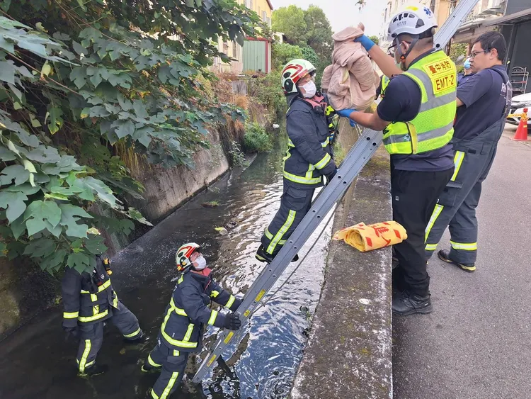 台中市潭子区一处大排水沟内发现婴儿,救起时已经明显死亡,警方正追查生母身分厘清案情。民众提供