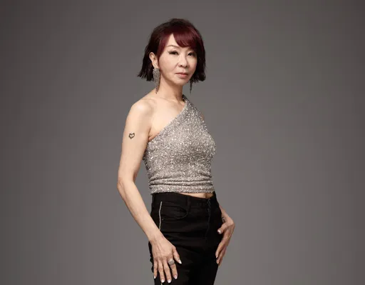 范怡文《美好时光》登榜首 香港ICC巧合亮字帮打歌:最好的中秋礼物