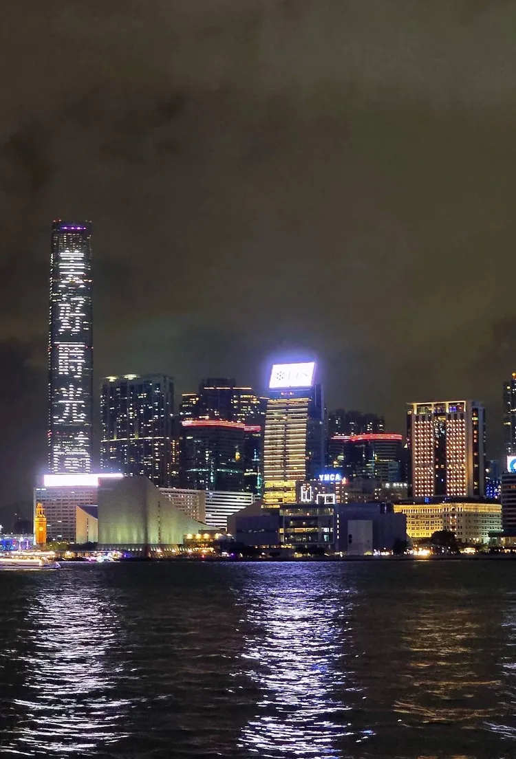 香港ICC外牆亮起「美好時光」字樣，宛如幫宣傳般。翰森娛樂提供