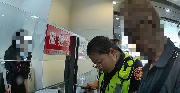 李姓老翁到银行汇款被阻诈，一度离开柜台重抽号码牌想再次闯关，直到警方查出该帐号已警示才作罢。民众提供