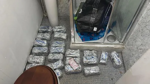 暴利驚人!英國破獲跨國手機盜賣集團 一年4萬支手機走私中國
