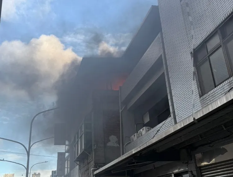 现场火势。桃园市消防局提供