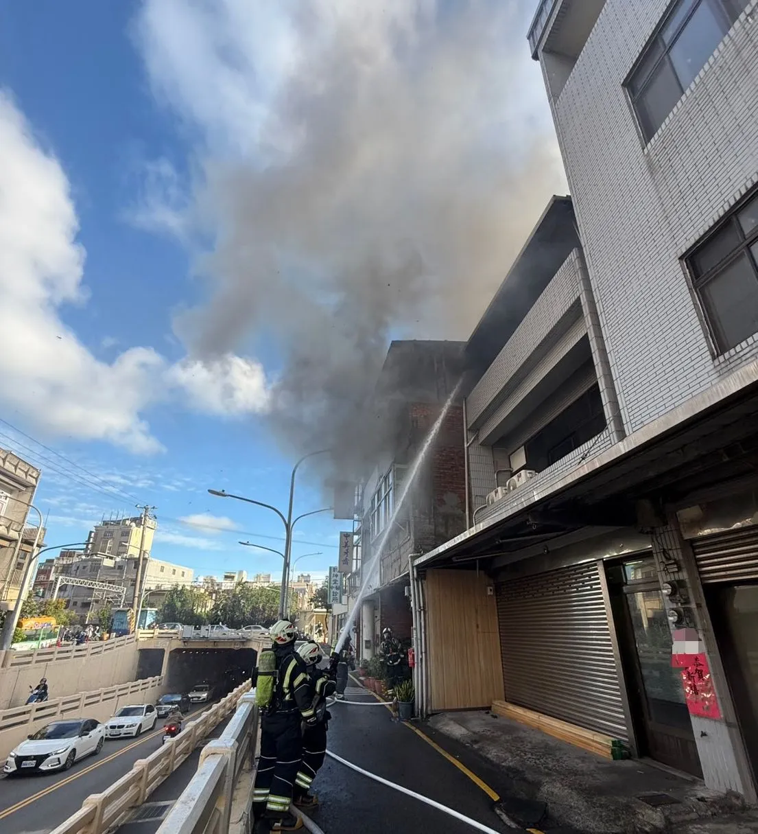 消防人员灌救。桃园市消防局提供