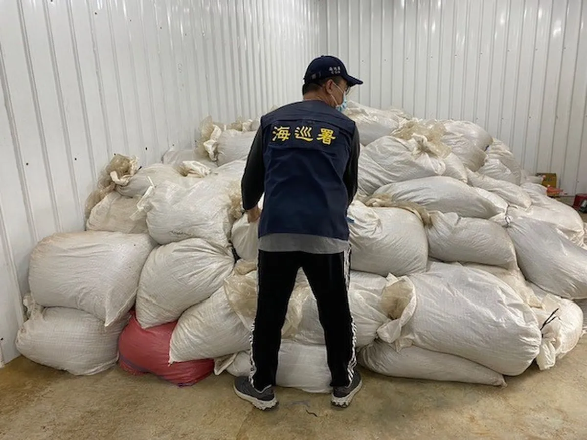 海巡署侦防分署林姓少校侦查员涉与私烟集团勾结,收贿泄密还诈领检举及查缉奖金,被彰化地检署依贪污等罪起诉求重刑。资料照片