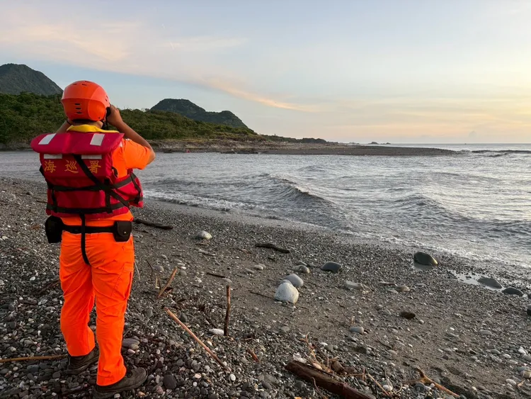 海巡人員上午持續搜救中。海巡署提供
