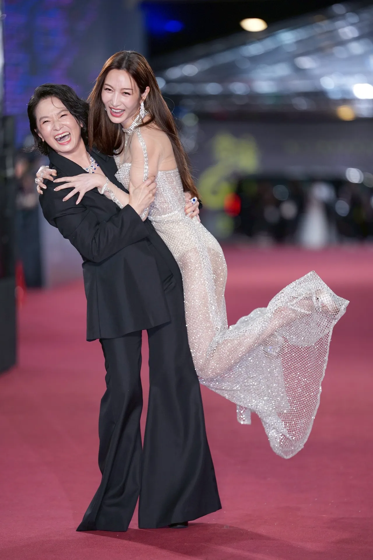 曾莞婷(右)与谢琼煖相爱相杀。摄影中心摄