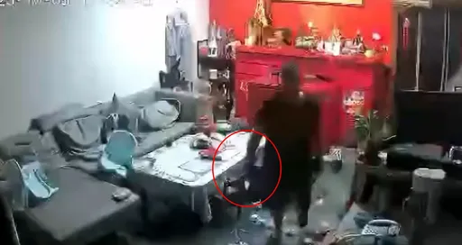 中秋烤肉變調!62歲啃老男拿菜刀暴衝毀家 嗆母「這句話」讓人超怒