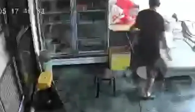 高男持菜刀並毀壞家中家具。翻攝畫面