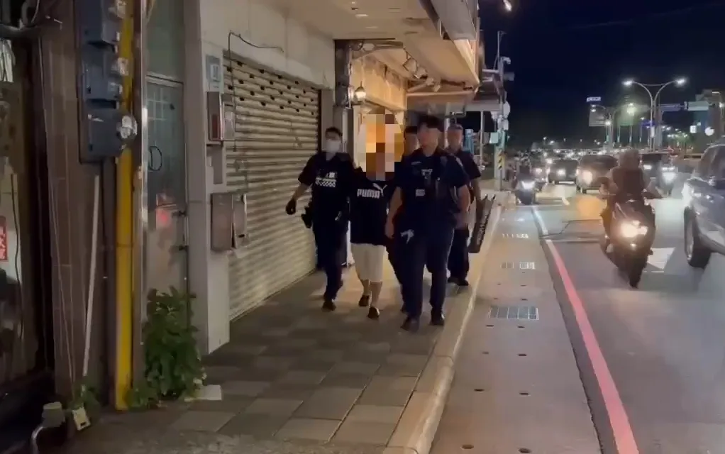 高男被警方带回。翻摄画面