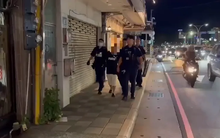 高男被警方帶回。翻攝畫面