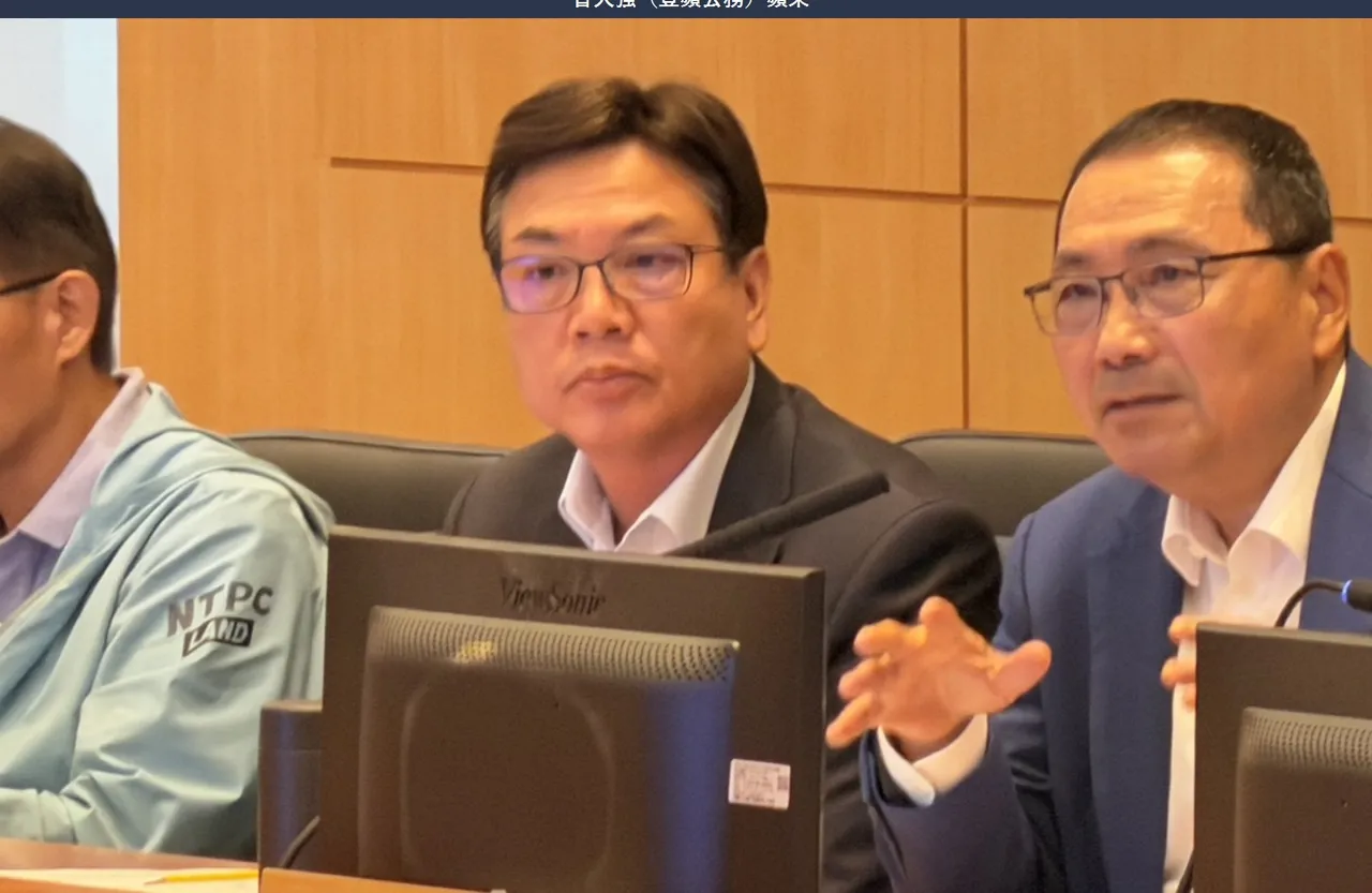 副市长刘和然与各界专家开会,他们均提出基地本身「腹地要够」,「交通便捷」为基本要件,搭配观光条件更优。曾佳俊摄