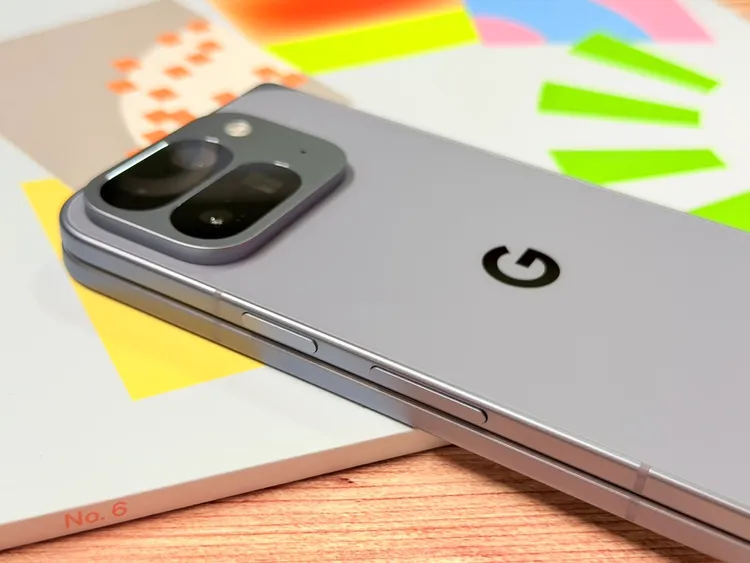 Pixel 10 Pro Fold機身較前代更為輕薄，並搭配柔光質地的航太級鋁合金邊框。趙筱文攝