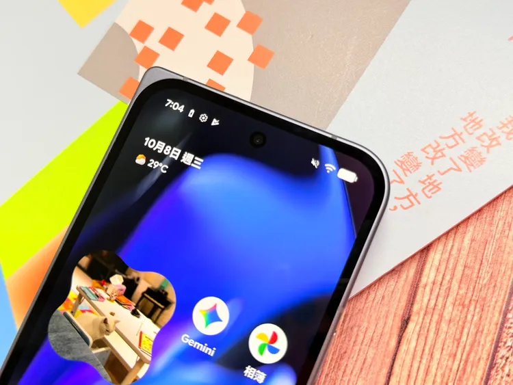 外螢幕採圓角設計，並使用6.4吋Actua螢幕，峰值亮度最高可達3,000 nit。趙筱文攝