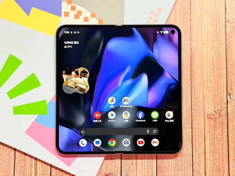 展開後為8吋Super Actua Flex螢幕。趙筱文攝