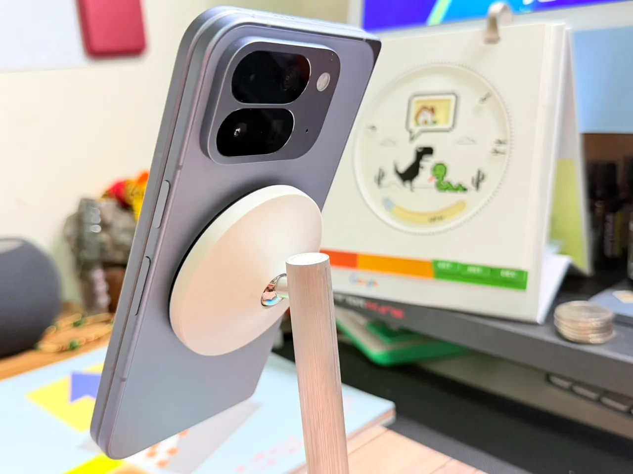 加入15W Qi2 磁吸无线充电,可以轻松吸附在无线充电座上。赵筱文摄