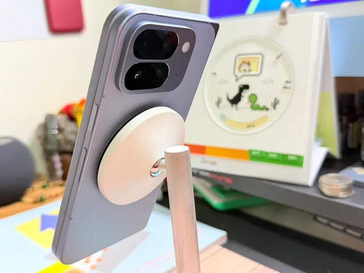 加入15W Qi2 磁吸無線充電，可以輕鬆吸附在無線充電座上。趙筱文攝