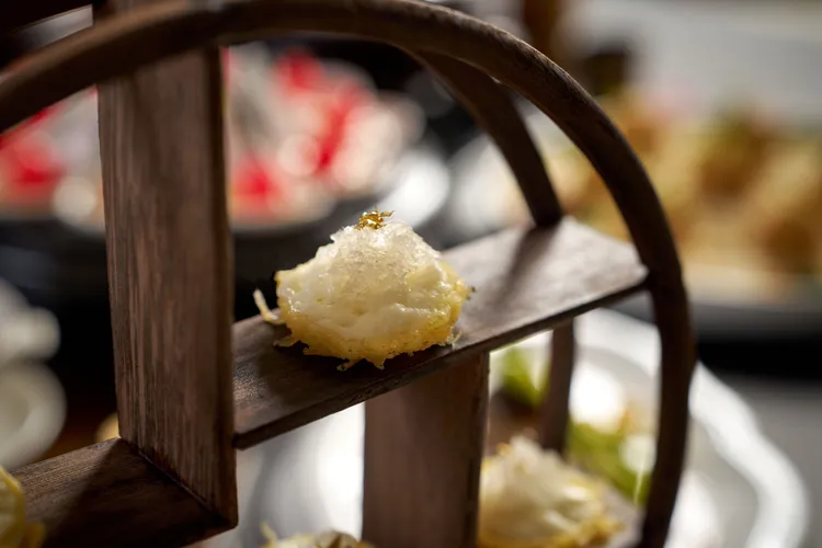 雪白官燕底部為吻仔魚製成的塔殼，餡料是用官燕與蛋白混合而成。台北福華大飯店提供