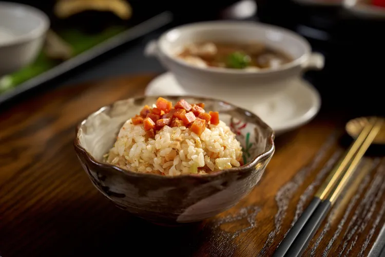 烏魚子高麗菜鍋改良自蓬萊邨的經典菜「高麗菜飯」，並加入雲林湖口的烏魚子拌炒，深受饕客喜愛。台北福華大飯店提供