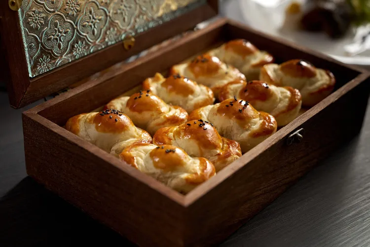 金錢火雞將蘿蔔絲、火雞肉包在元寶形狀的酥餅中，一口咬下濃郁多汁，也象徵飽滿的財富。台北福華大飯店提供