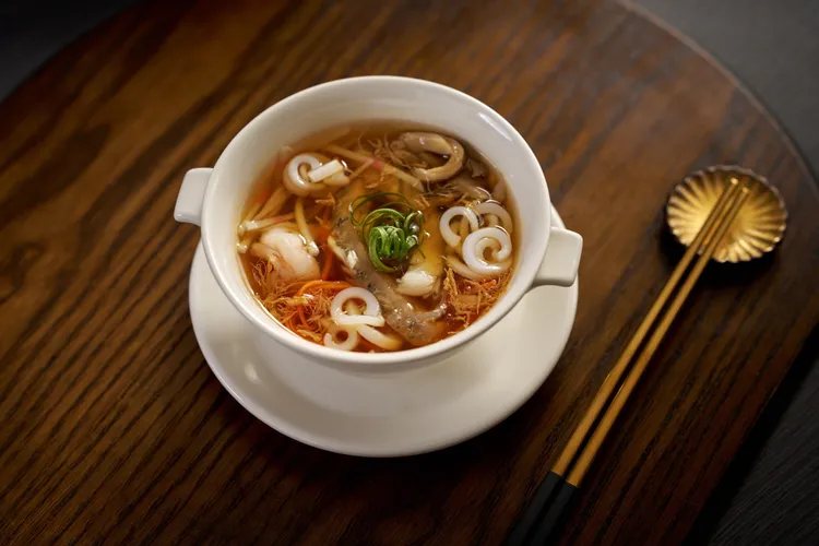 紅燒海鮮以海鮮白蝦、透抽取代魚翅，兼顧美味與生態永續精神。台北福華大飯店提供