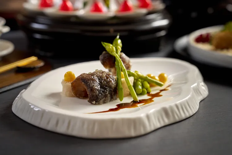 海參竹菇靈感來自脆皮烏參，顛覆人們對於海參、竹笙軟嫩Q滑的印象。台北福華大飯店提供