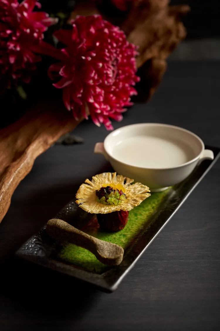 八寶飯&杏仁茶以南杏跟花生一同熬煮的杏仁茶，搭配圓糯米、長糯米、桂圓、芒果、奇異果乾、蜜餞，並以紅棗（椰棗）包裹而成的八寶飯，上頭以鳳梨果乾裝飾，味道甜而不膩。台北福華大飯店提供