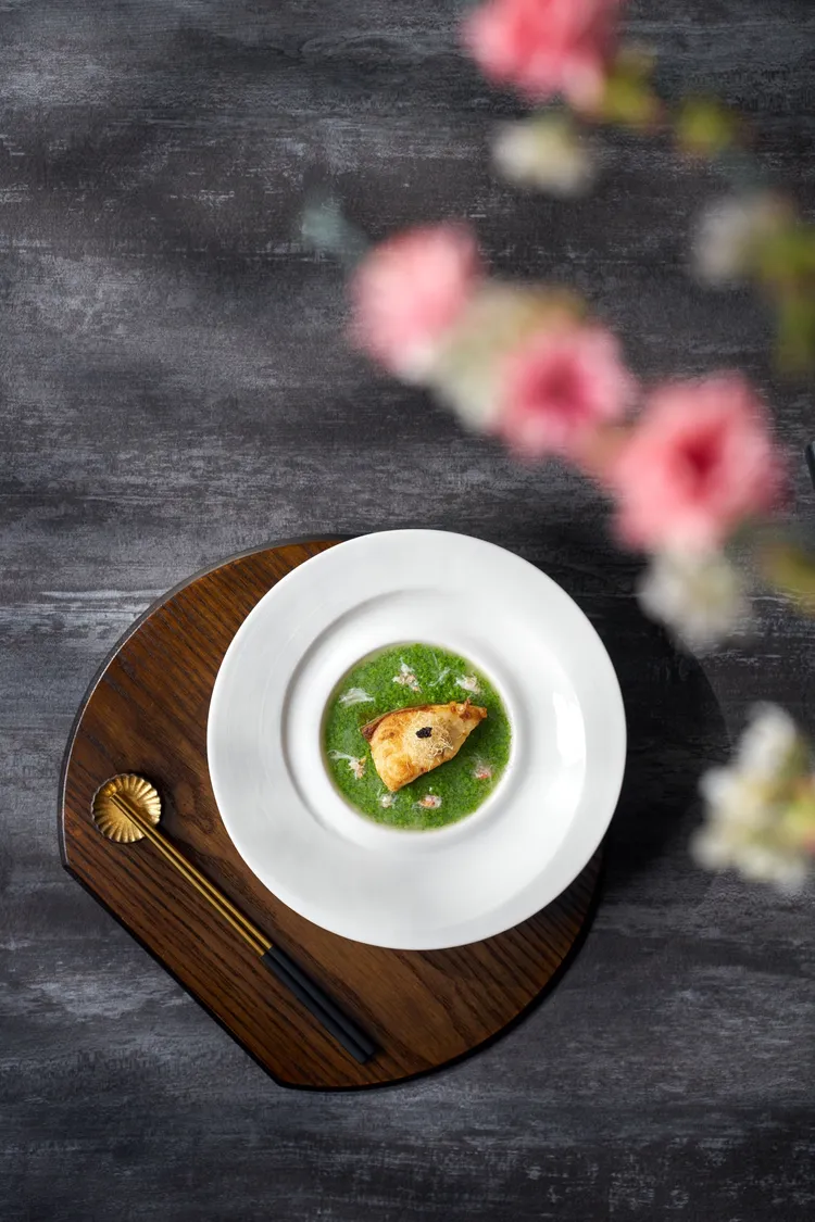 如意捩魚將表皮煎至金黃澎湖海鱺魚淋上翡翠醬汁，口感外酥內多汁。台北福華大飯店提供