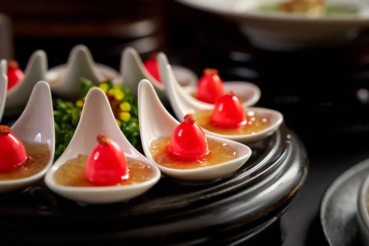 水晶鴿蛋將新鮮鴿蛋浸在特級紅露酒中，再以洛神花上色，如同新生兒的紅蛋，有喜氣之意。台北福華大飯店提供