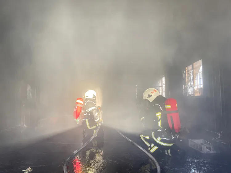 警消進入火場撲滅火勢。台東縣消防局提供