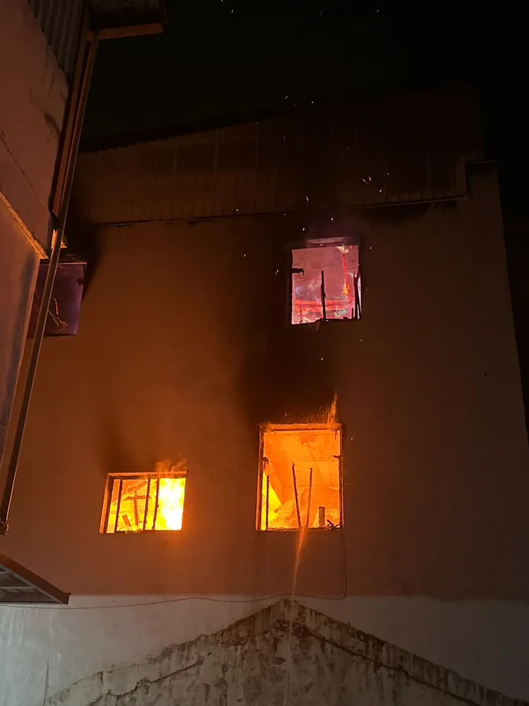 建物2樓傳出火光。台東縣消防局提供