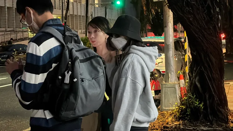 簡瑀家庭後情緒不穩，在律師陪同下離開法院。張欽攝