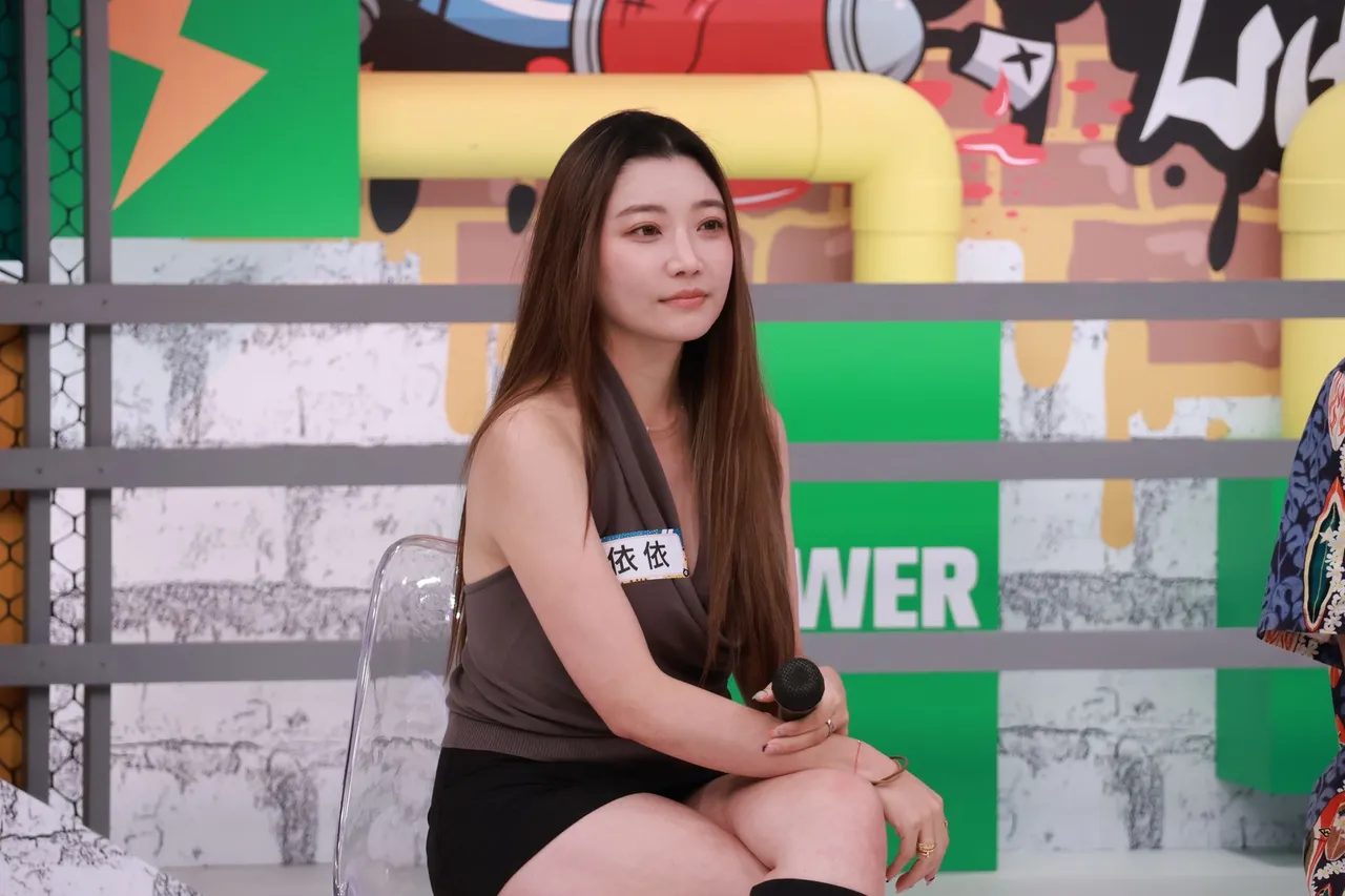 纳豆为藏恋情录影装不认识依依。中天提供