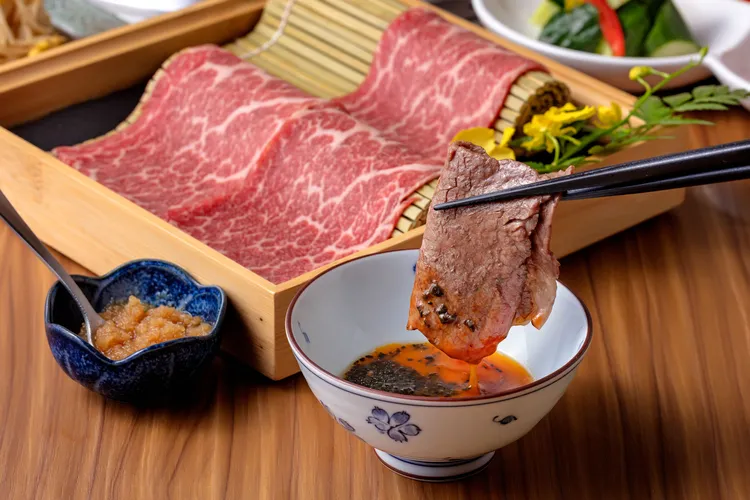 赤虎將壽喜燒的吃法加入燒肉，腹肉牛五花單面炙烤後沾裹松露蛋黃醬品嚐，享受滑潤鹹香的圓潤滋味。赤虎提供