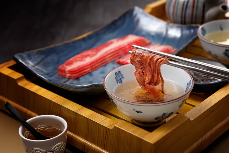 赤虎建議先將層疊的五花肉片烤至表面焦香，再以鮮醇柴魚高湯沾食後更顯肉質鮮甜，剩餘高湯則先嚐原味、再加少許米醋享用。赤虎提供